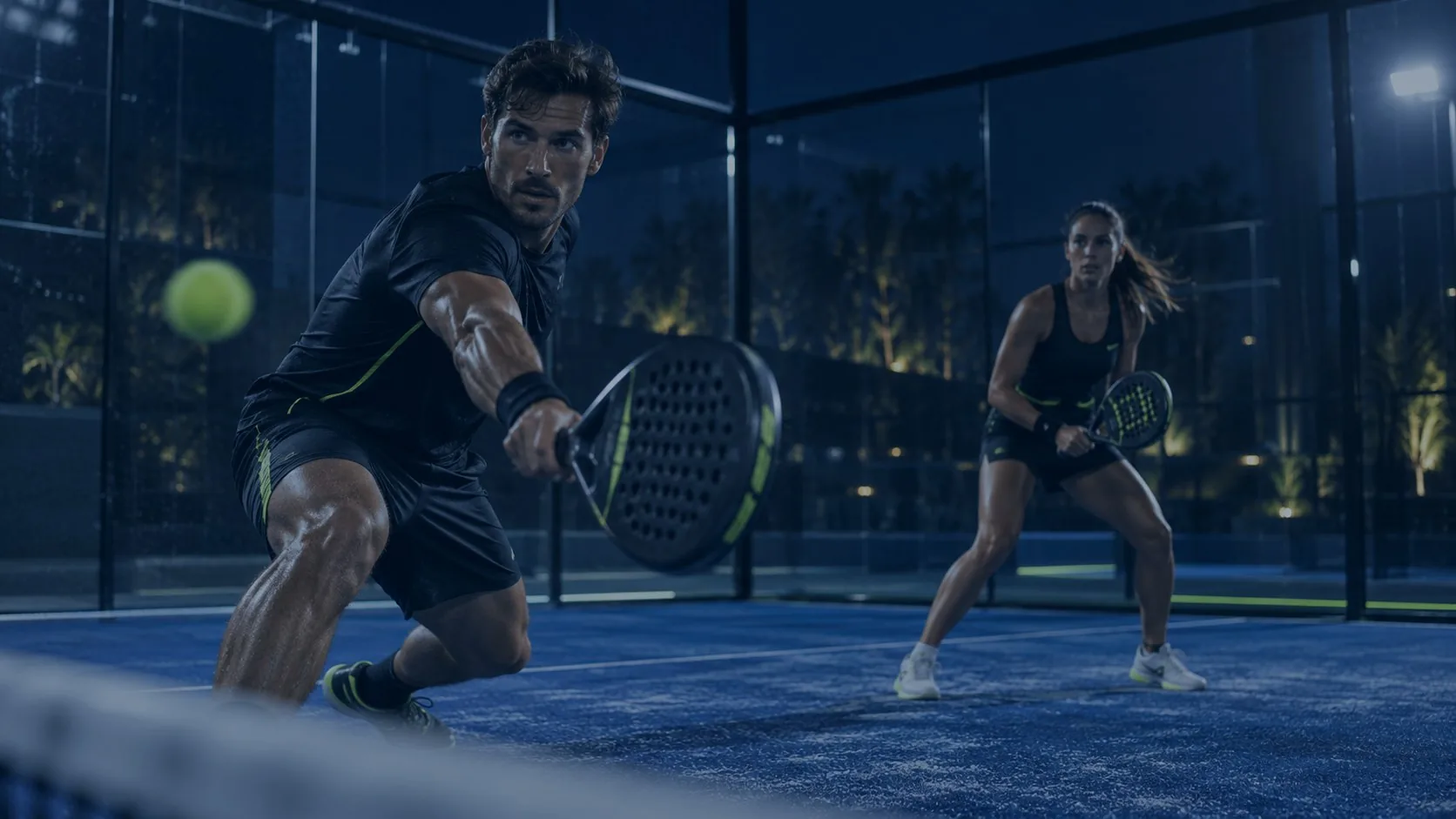 Jugadores en acción en una cancha de pádel